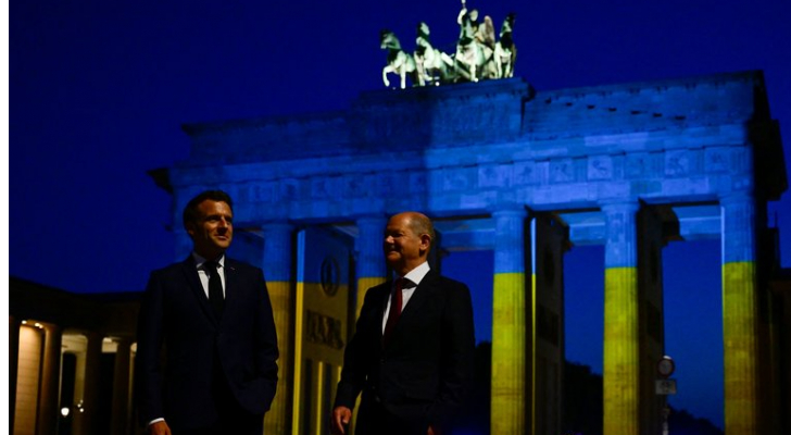 بوابة براندنبورغ وبرج إيفل بألوان العلم الأوكراني